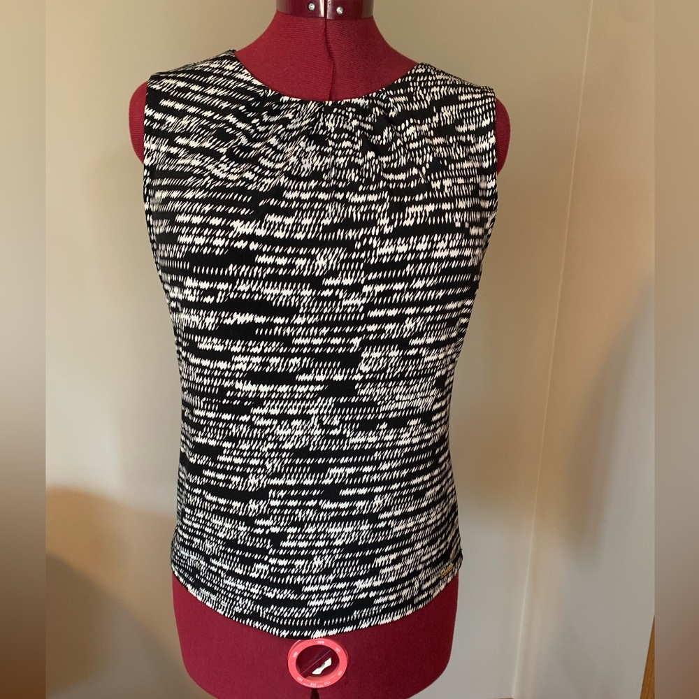 Pleated collar focus sleeveless top. Great for under suit. Good condition